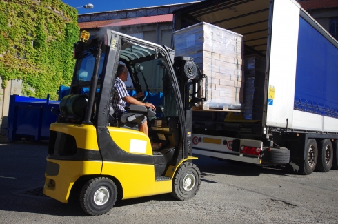 transport logistique - déchargement de camion https://www.regional-interim.fr/sites/regional-interim.fr/files/styles/scale-col-5/public/actualite/visuels/interimaire.jpg?itok=wjXsenvy